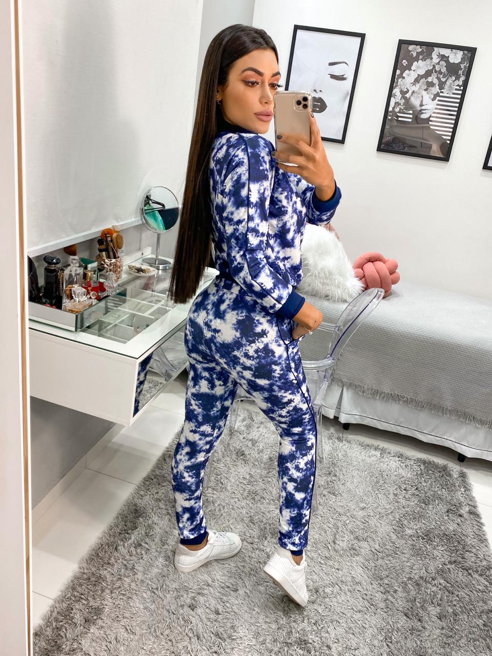mulher usando CONJUNTO TIE DYE AZUL 